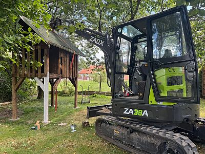 Přemístění vyvýšeného zahradního domku minibagrem