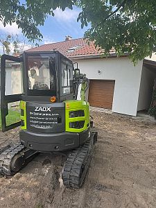 Terénní úpravy a příprava podkladu pro příjezdovou cestu u rodinného domu v Semaníně