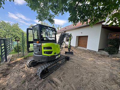 Terénní úpravy a příprava podkladu pro příjezdovou cestu u rodinného domu v Semaníně