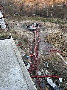 Terénní úpravy a výkop pro inženýrské sítě u rodinného domu ve Svinné