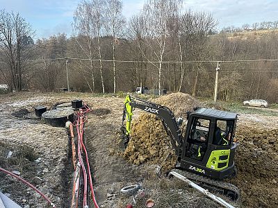 Terénní úpravy a výkop pro inženýrské sítě u rodinného domu ve Svinné