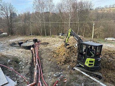 Terénní úpravy a výkop pro inženýrské sítě u rodinného domu ve Svinné