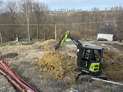 Terénní úpravy a výkop pro inženýrské sítě u rodinného domu ve Svinné