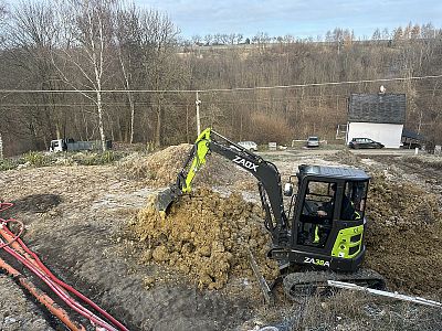Terénní úpravy a výkop pro inženýrské sítě u rodinného domu ve Svinné