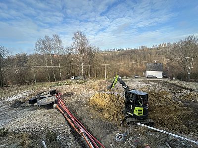 Terénní úpravy a výkop pro inženýrské sítě u rodinného domu ve Svinné