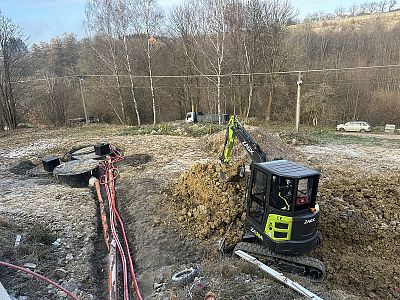 Terénní úpravy a výkop pro inženýrské sítě u rodinného domu ve Svinné