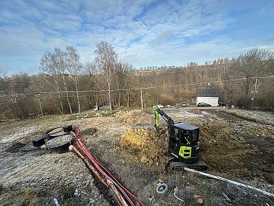 Terénní úpravy a výkop pro inženýrské sítě u rodinného domu ve Svinné