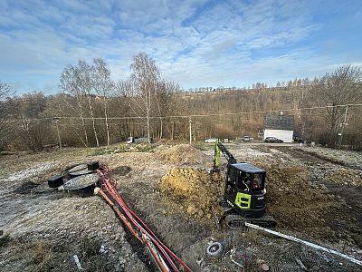 Terénní úpravy a výkop pro inženýrské sítě u rodinného domu ve Svinné