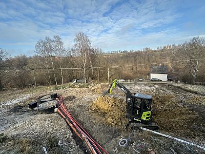 Terénní úpravy a výkop pro inženýrské sítě u rodinného domu ve Svinné